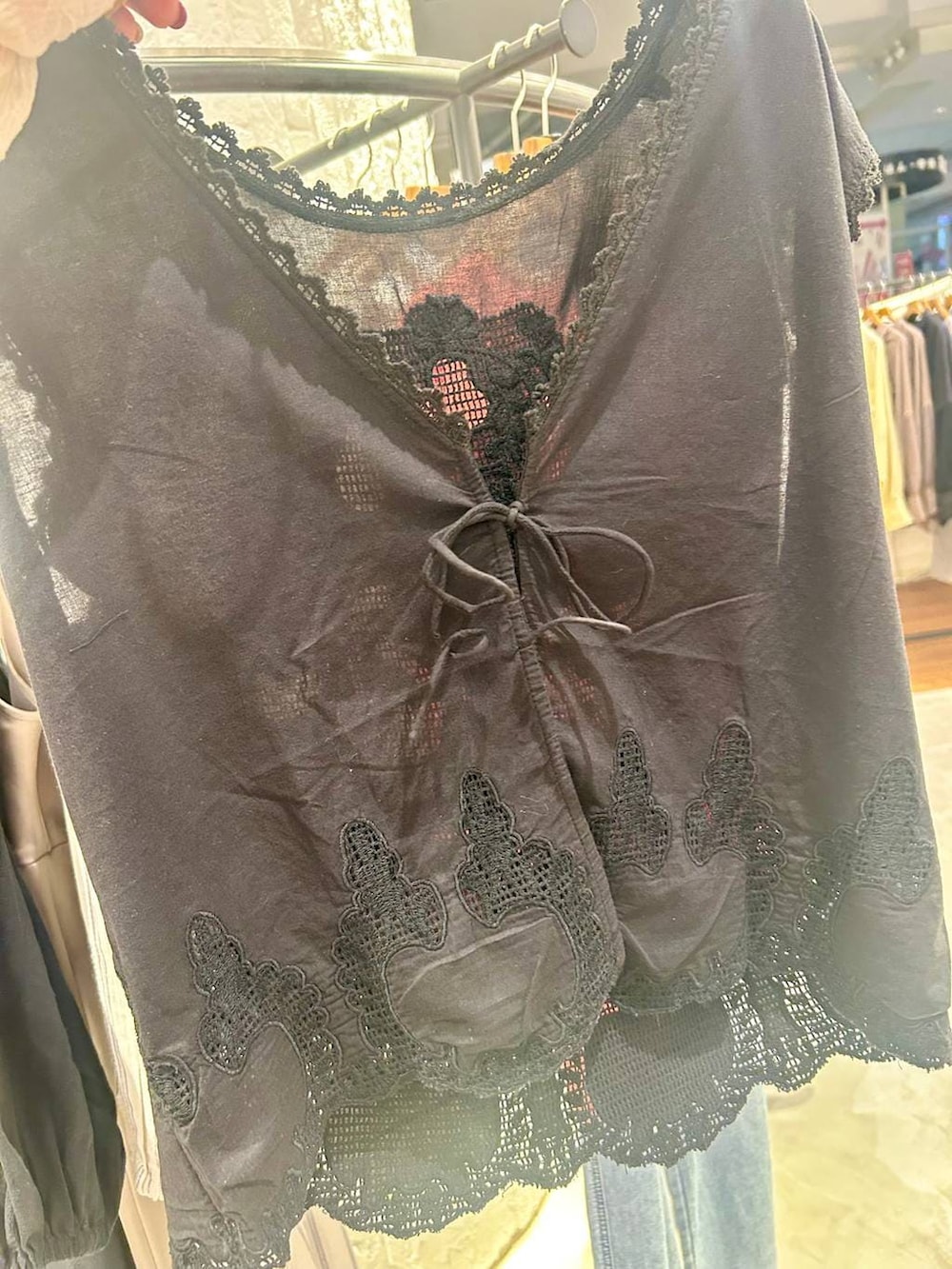 ブラック系のその他パンツ、ブラック系のその他シューズ、ホワイト系のベストを着用したレディースの春コーディネートの8枚目の写真