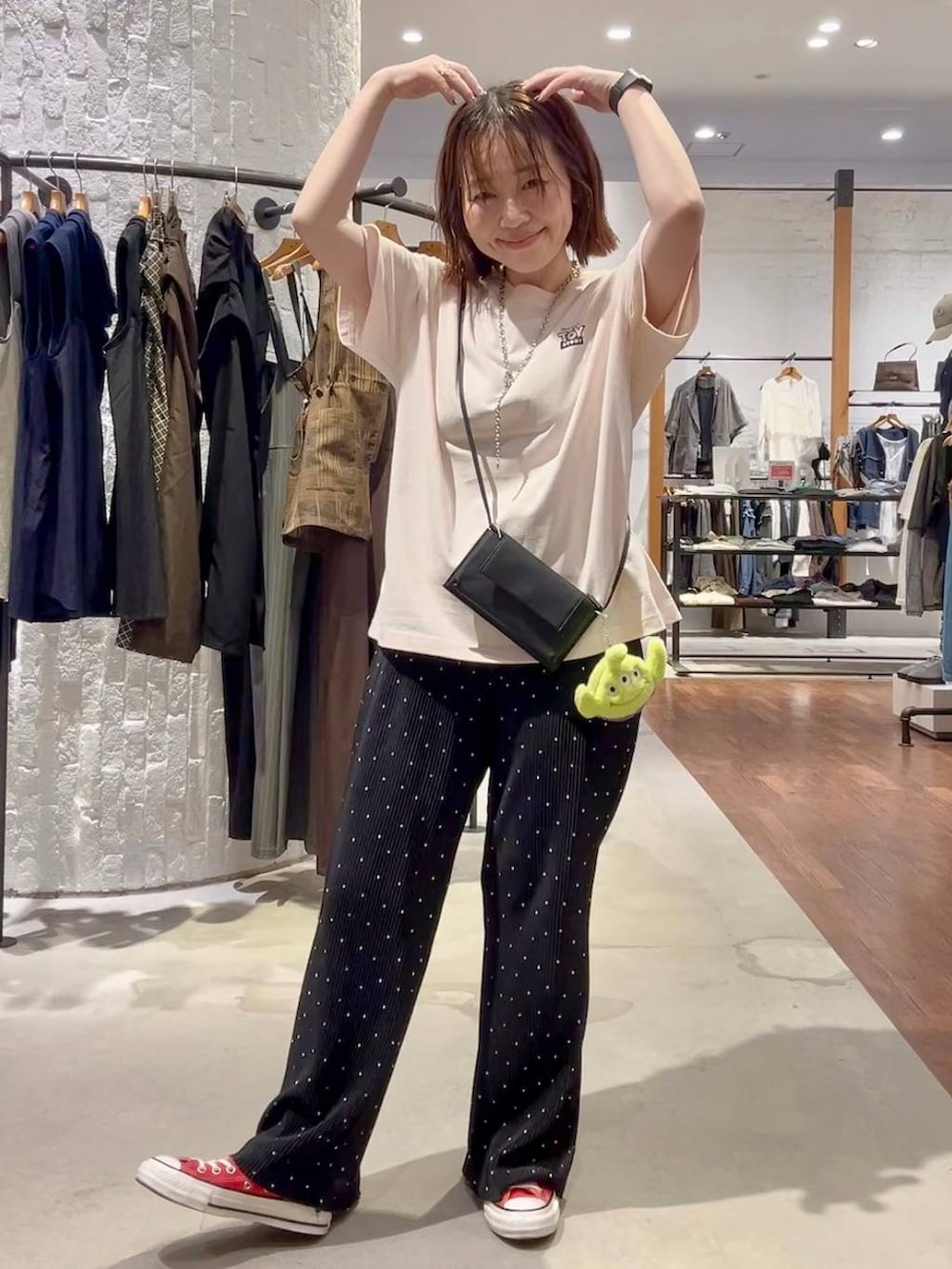 その他のその他パンツ、レッド系のスニーカー、ブラック系のショルダーバッグを着用したレディースの夏コーディネートの2枚目の写真
