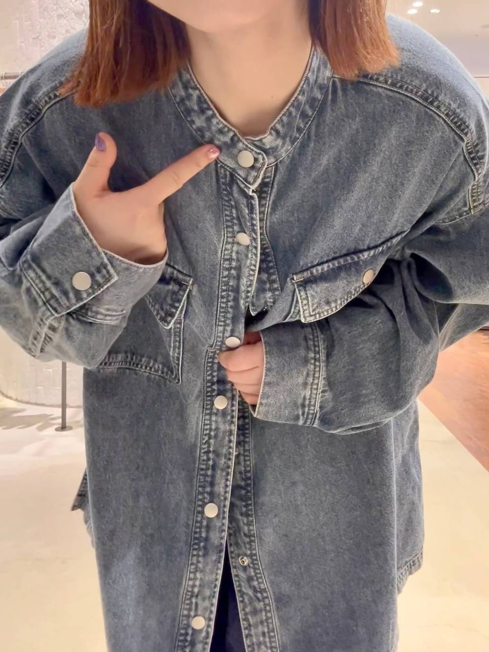 ブラック系のTシャツ/カットソー、ブルー系のスニーカー、ブルー系のデニムパンツを着用したレディースの秋コーディネートの6枚目の写真