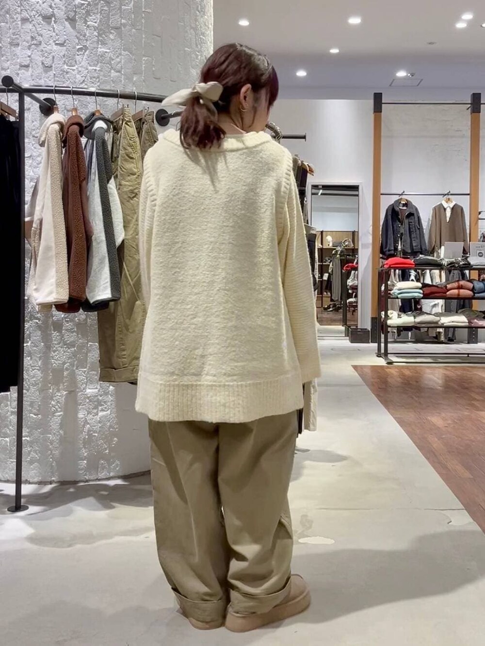 ベージュ系のその他シューズ、ホワイト系のその他アウター、ベージュ系のその他パンツを着用したレディースの冬コーディネートの7枚目の写真