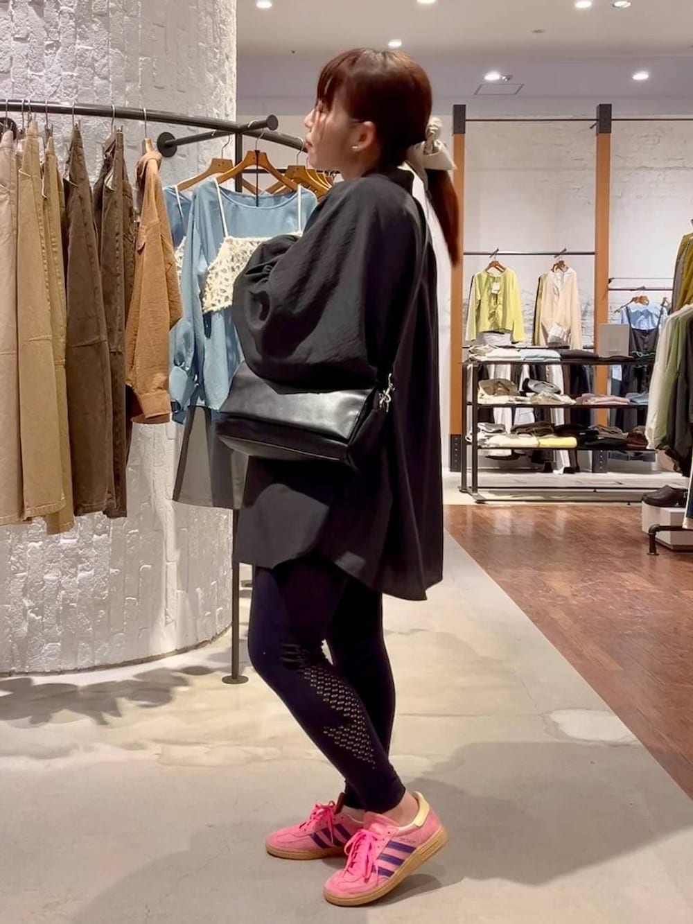 ブラック系のショルダーバッグ、グレー系のシャツ/ブラウス、ホワイト系のシャツ/ブラウスを着用したレディースの春コーディネートの4枚目の写真