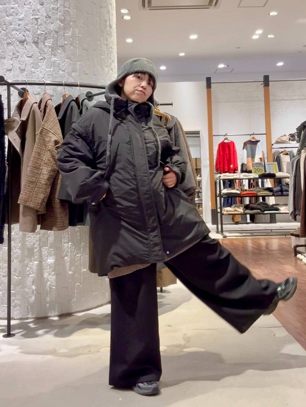 ブラック系のその他パンツ、グレー系のその他アウター、ブラック系のその他アウターを着用したレディースの秋コーディネートの9枚目の写真