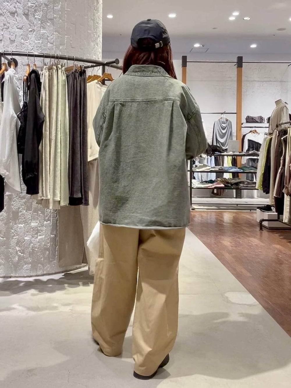 ホワイト系のTシャツ/カットソー、グリーン系のシャツ/ブラウス、ブラック系のその他シューズを着用したレディースの春コーディネートの4枚目の写真