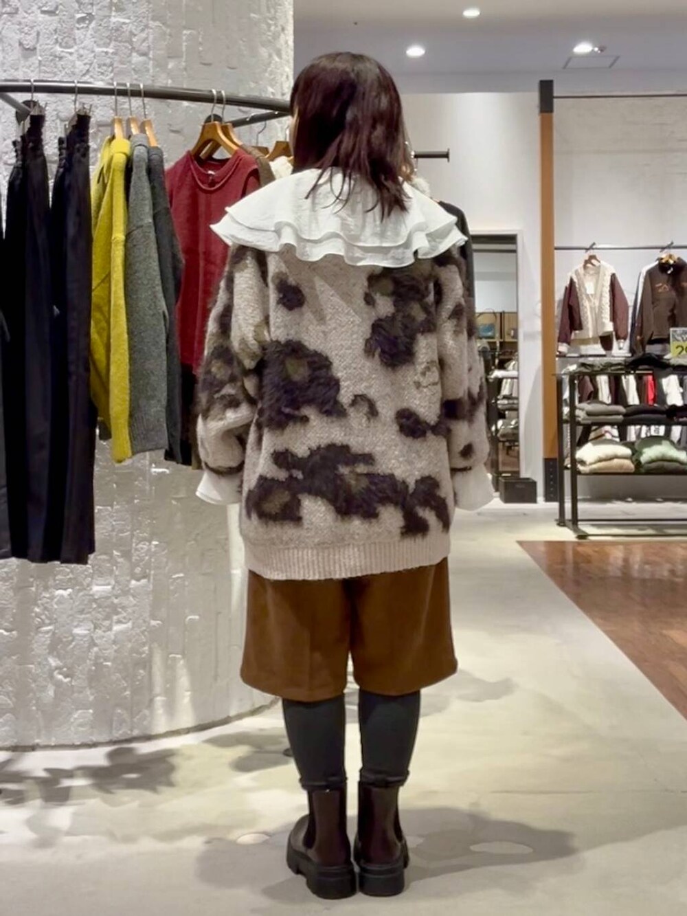 イエロー系のその他パンツ、ホワイト系のシャツ/ブラウス、ブラウン系のブーツを着用したレディースの秋コーディネートの4枚目の写真