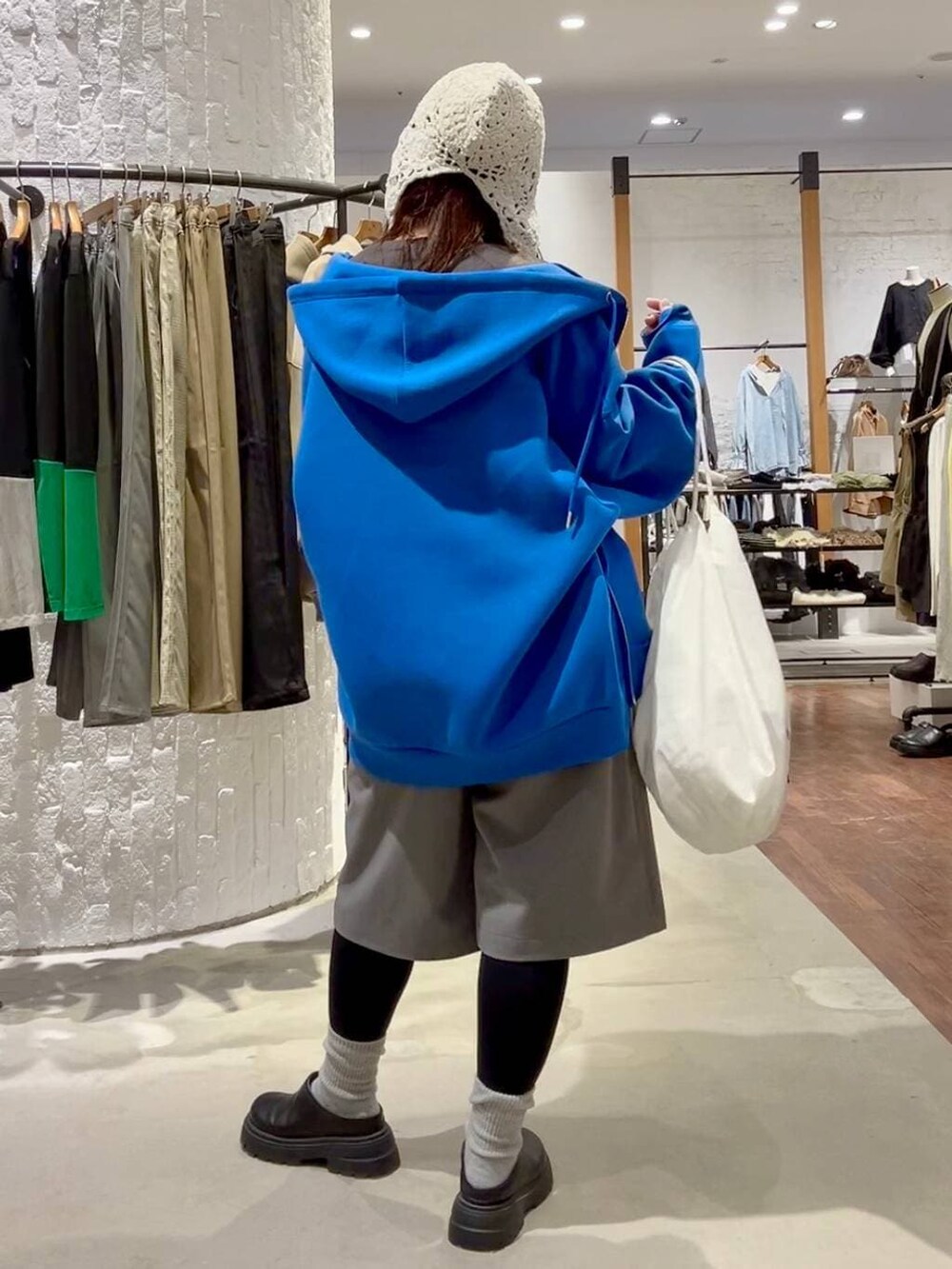 ブルー系のパーカー、グレー系のその他パンツ、ブラック系のその他シューズを着用したレディースの冬コーディネートの4枚目の写真