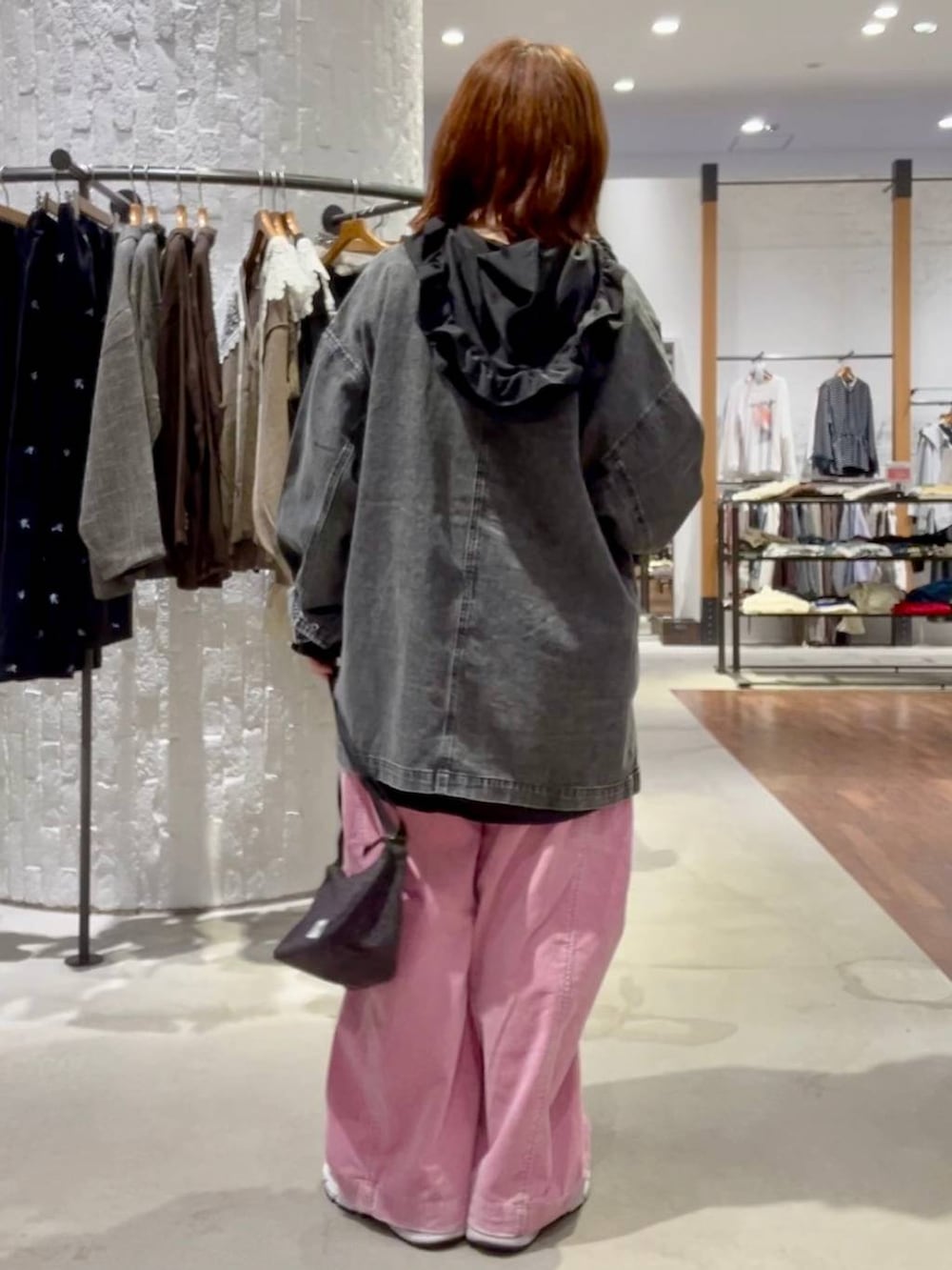 その他のショルダーバッグ、ピンク系のその他パンツ、ブラック系のシャツ/ブラウスを着用したレディースの秋コーディネートの4枚目の写真