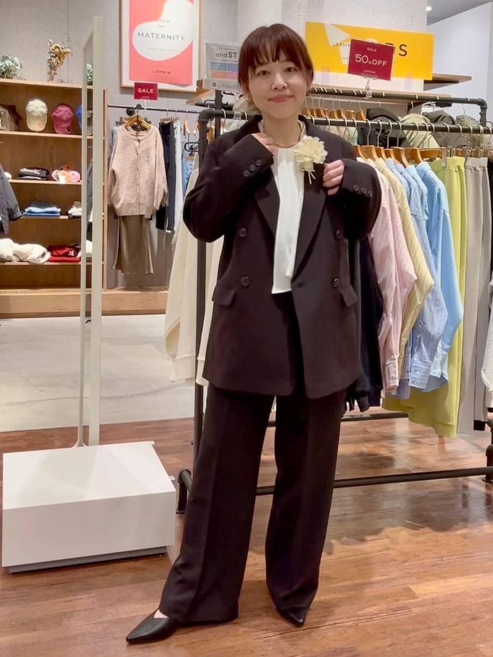 ブラック系のその他パンツ、ブラック系のテーラードジャケット、ホワイト系のシャツ/ブラウスを着用したレディースの冬コーディネートの2枚目の写真