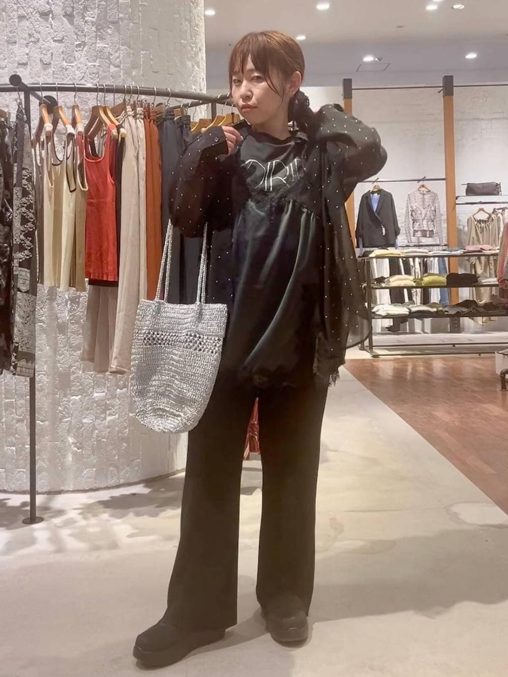 ブラック系のその他パンツ、ブラック系のその他シューズ、シルバー系のショルダーバッグを着用したレディースの春コーディネートの2枚目の写真