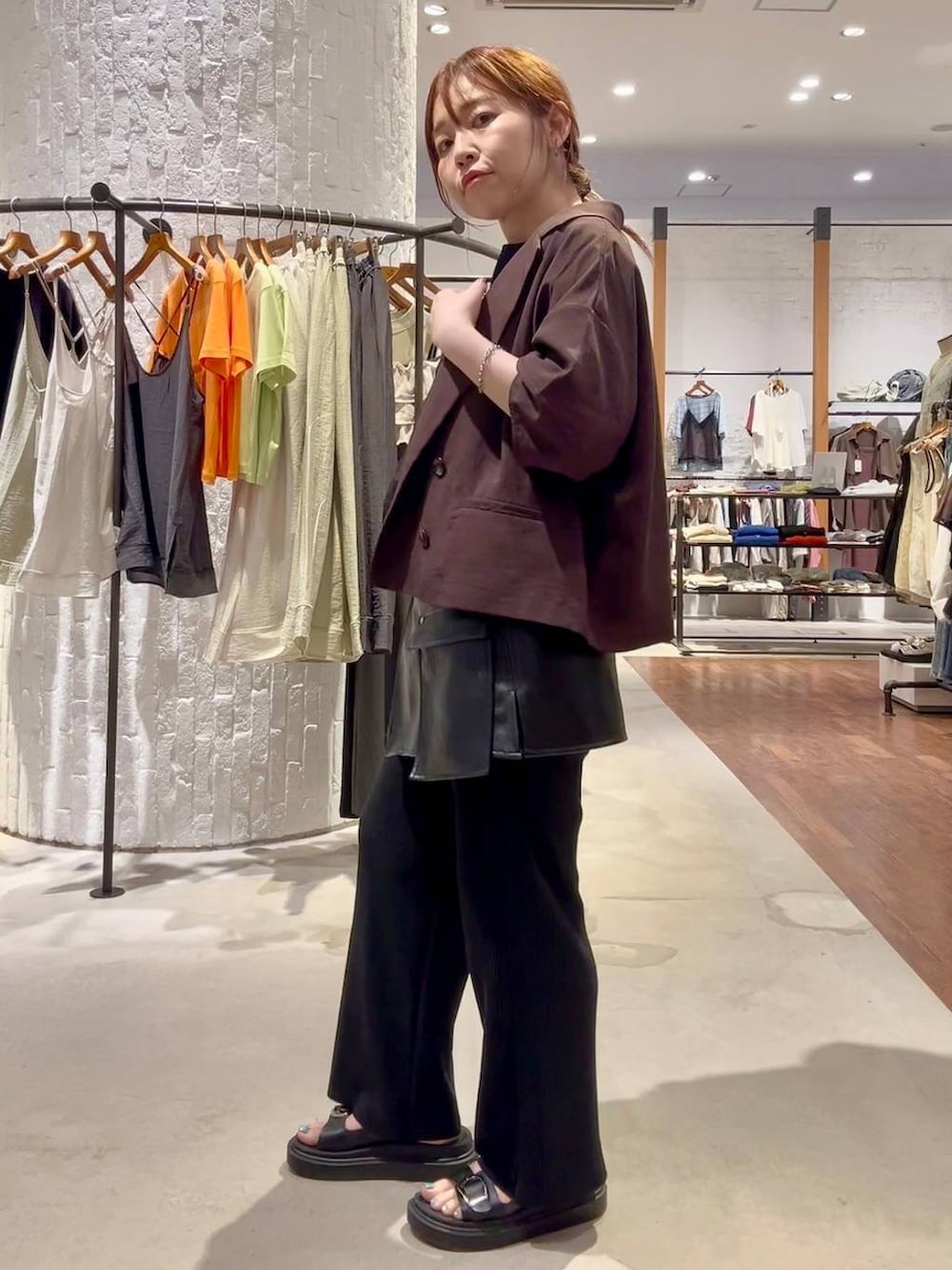 ブラック系のその他パンツ、ブラック系のサンダル、ブラウン系のテーラードジャケットを着用したレディースの夏コーディネートの3枚目の写真