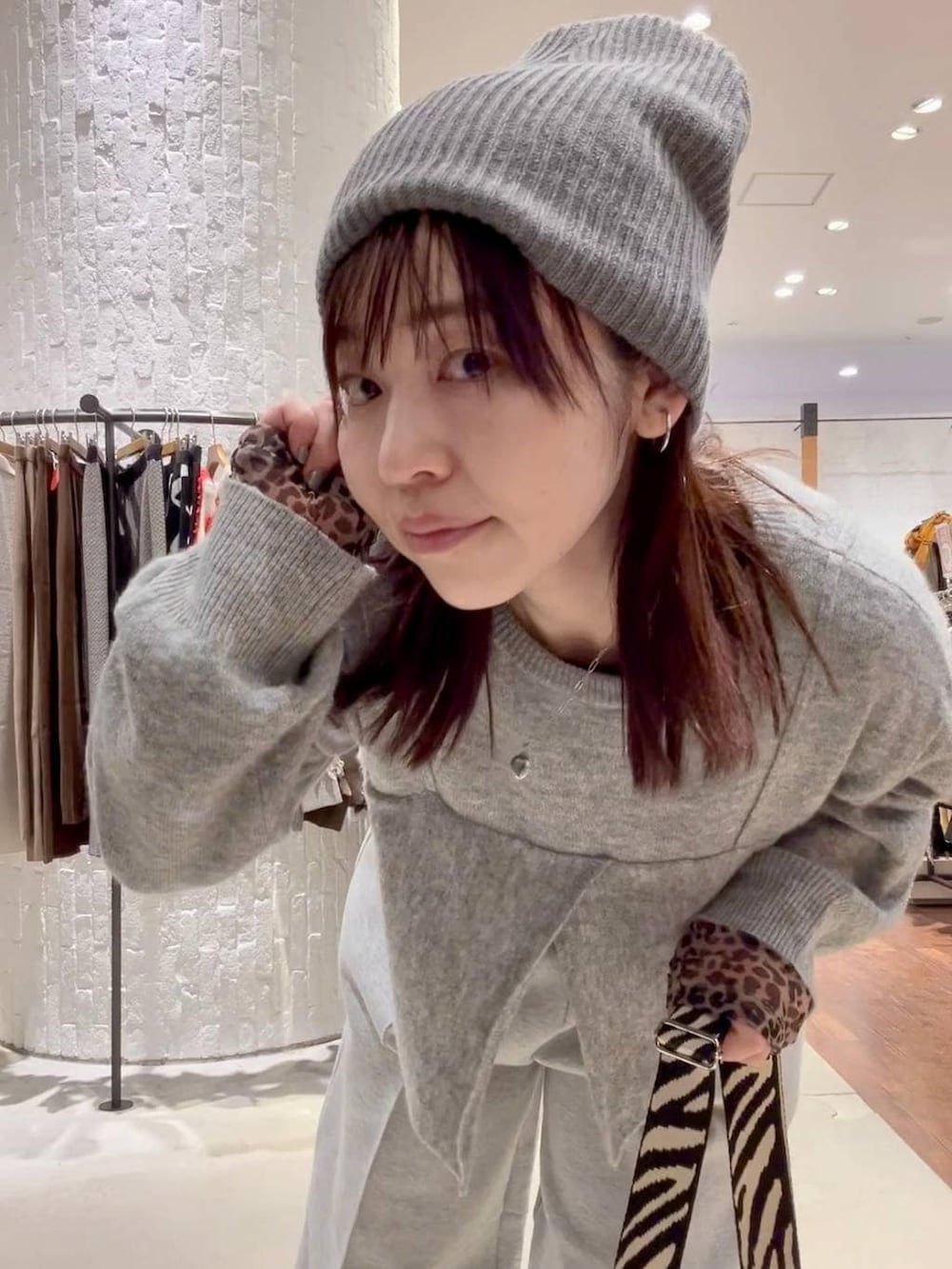 その他のTシャツ/カットソー、グレー系のスウェットパンツ、ブラック系のショルダーバッグを着用したレディースの冬コーディネートの6枚目の写真