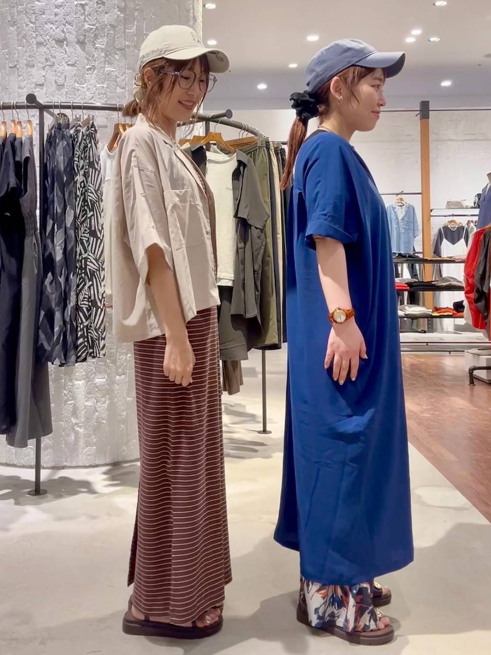 ホワイト系のその他パンツ、ブラウン系のサンダル、ブラウン系のサンダルを着用したレディースの春コーディネートの3枚目の写真