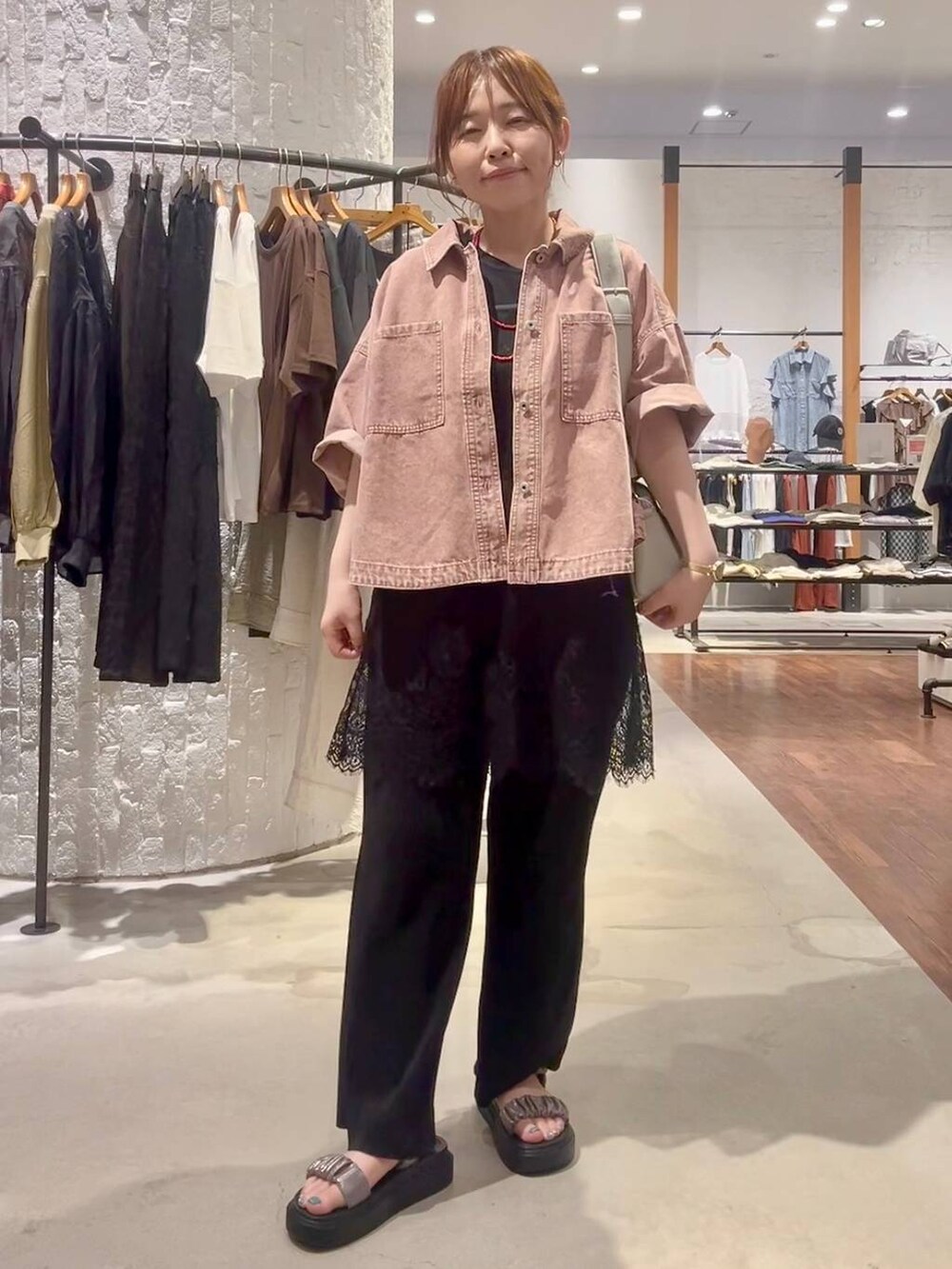 グレー系のショルダーバッグ、ブラック系のその他パンツ、その他のサンダルを着用したレディースの夏コーディネートの2枚目の写真