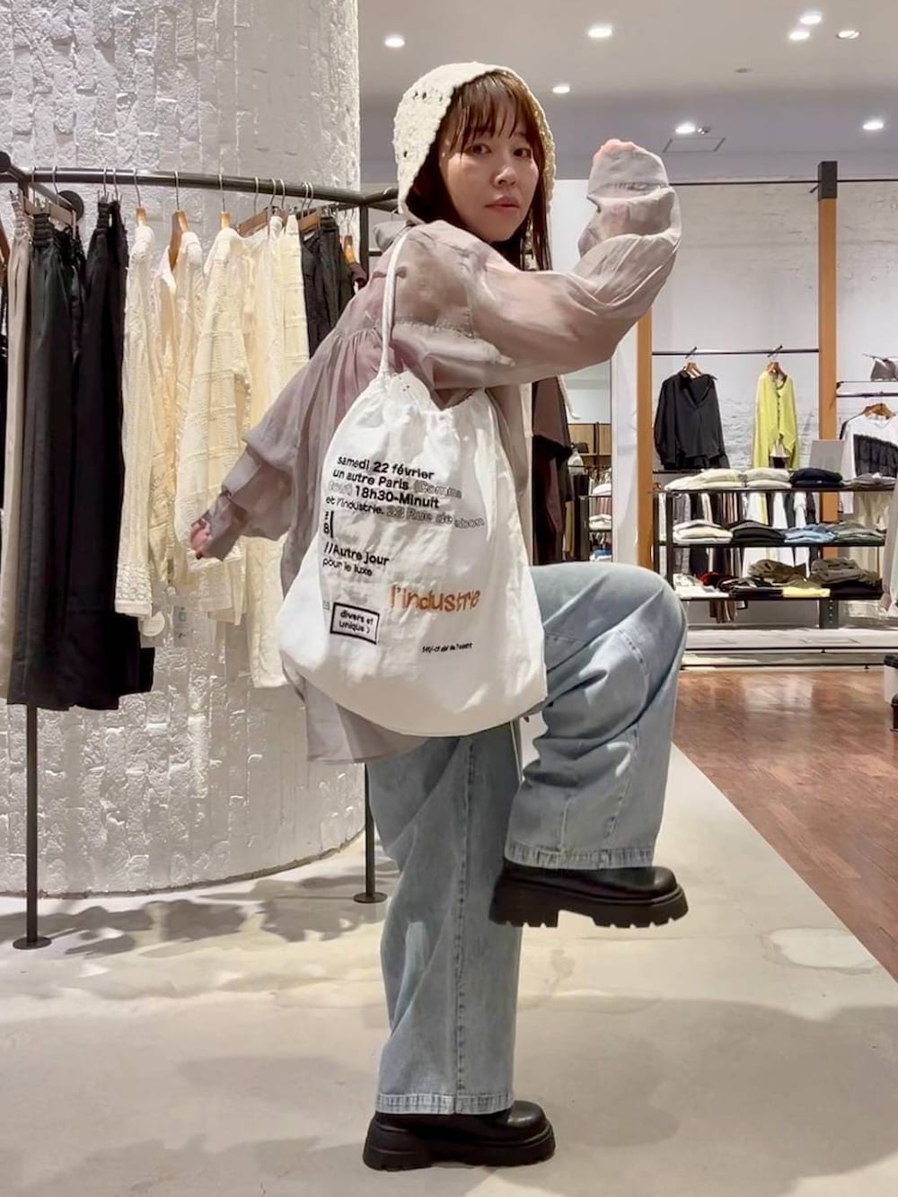 グレー系のシャツ/ブラウス、ブラック系のその他シューズ、ホワイト系のトートバッグを着用したレディースの春コーディネートの5枚目の写真