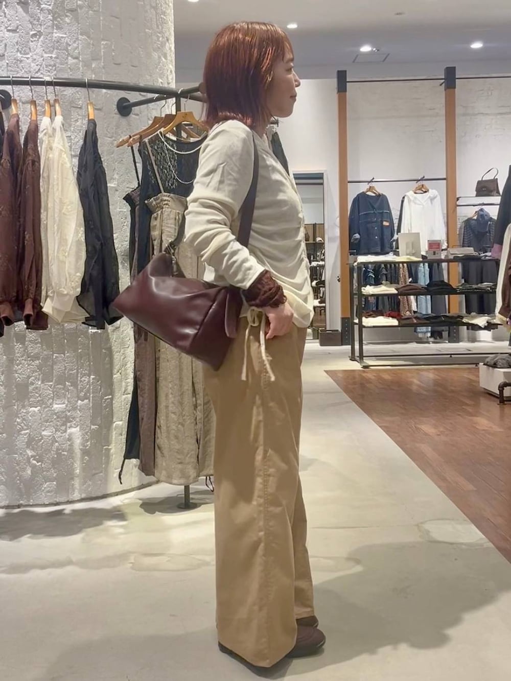 ブラウン系のパンプス、ベージュ系のその他パンツ、ブラウン系のTシャツ/カットソーを着用したレディースの秋コーディネートの3枚目の写真