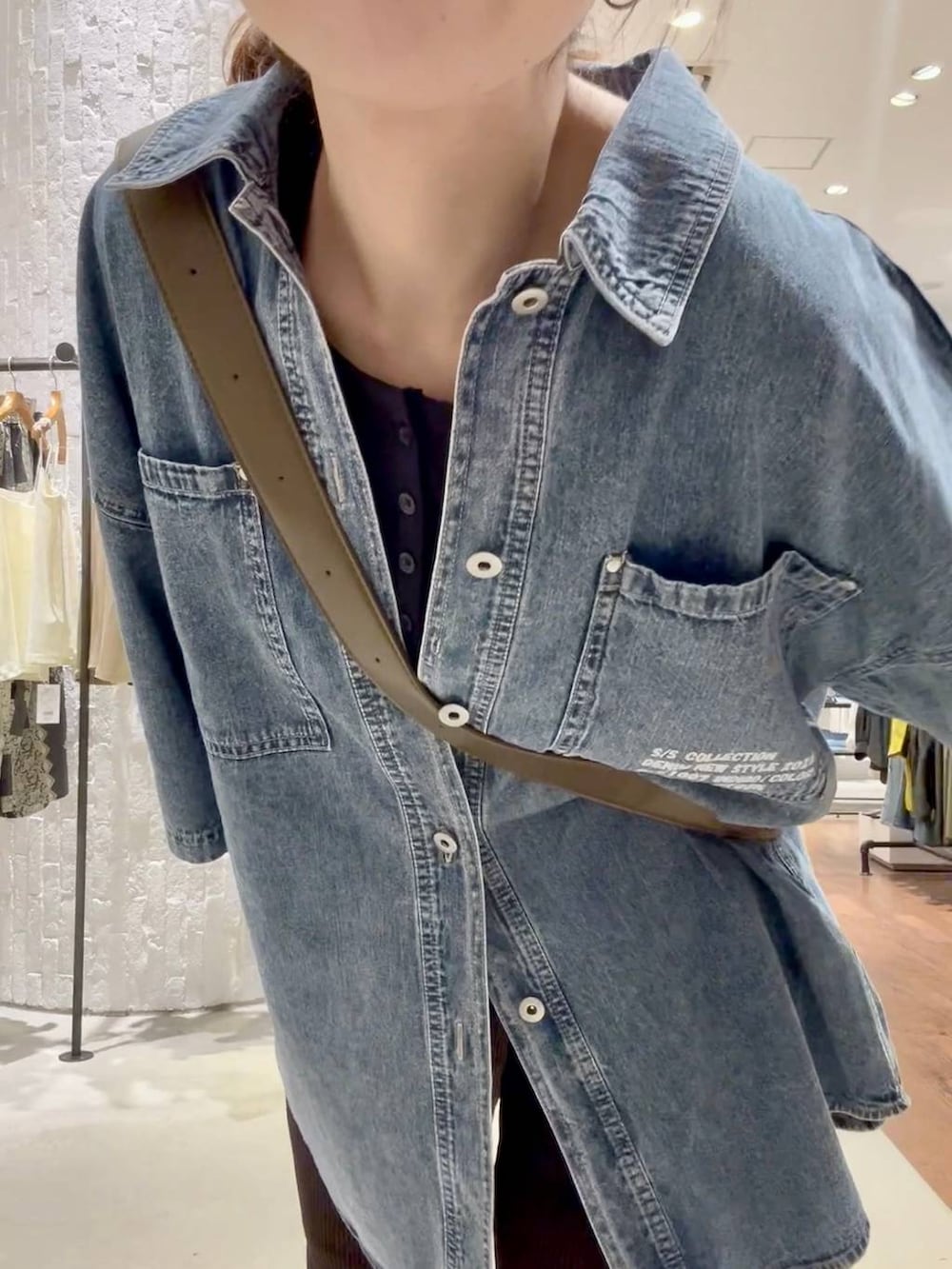 ブラウン系のショルダーバッグ、ブラウン系のその他パンツ、その他のサンダルを着用したレディースの春コーディネートの5枚目の写真