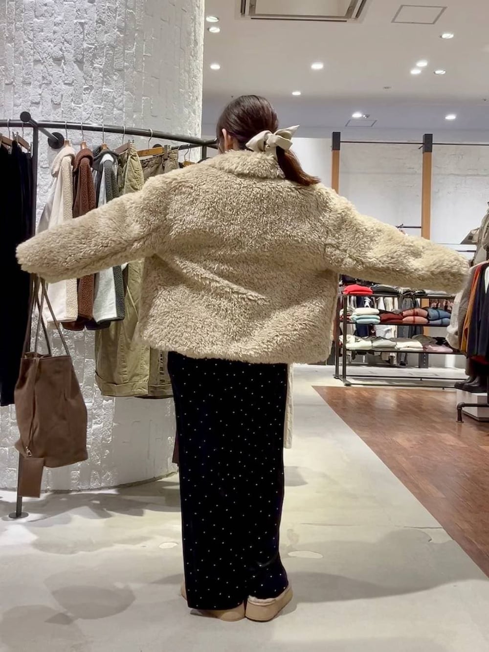 ブラック系のニット/セーター、ベージュ系のブルゾン、ベージュ系のその他シューズを着用したレディースの冬コーディネートの4枚目の写真