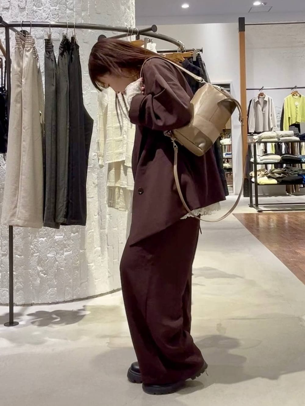 ブラック系のその他シューズ、ホワイト系のシャツ/ブラウス、ブラウン系のその他パンツを着用したレディースの春コーディネートの6枚目の写真