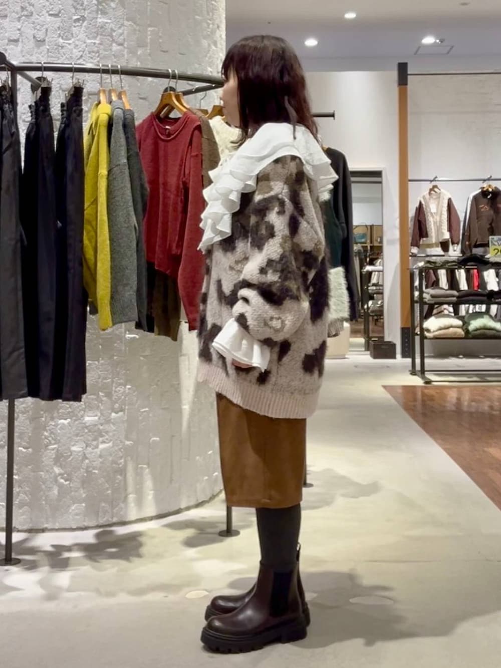 イエロー系のその他パンツ、ホワイト系のシャツ/ブラウス、ブラウン系のブーツを着用したレディースの秋コーディネートの3枚目の写真