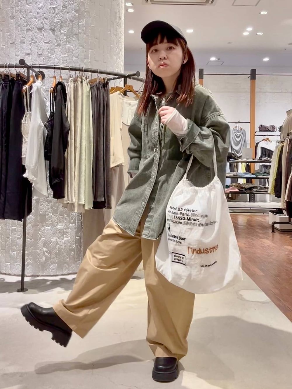 ホワイト系のTシャツ/カットソー、グリーン系のシャツ/ブラウス、ブラック系のその他シューズを着用したレディースの春コーディネートの2枚目の写真