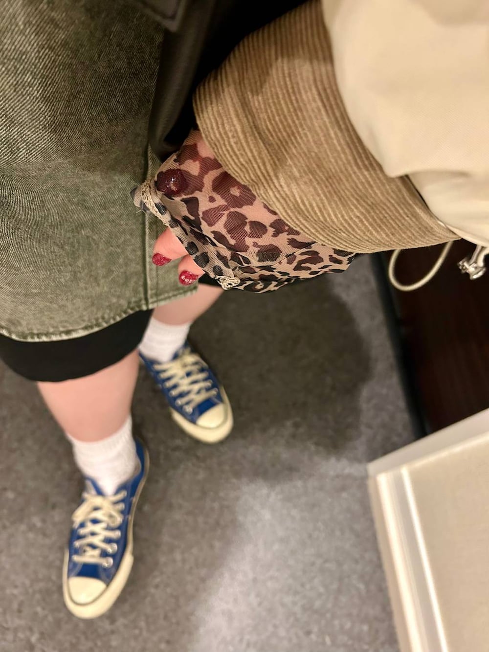 その他のTシャツ/カットソー、ブラック系のショルダーバッグ、ブルー系のスニーカーを着用したレディースの春コーディネートの5枚目の写真