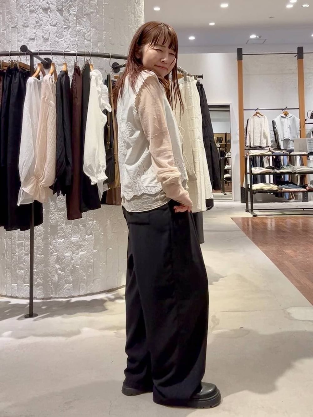 ブラック系のその他パンツ、ブラック系のその他シューズ、ホワイト系のベストを着用したレディースの春コーディネートの3枚目の写真