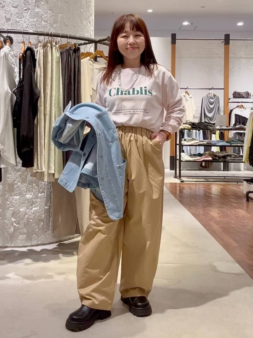 ブラック系のその他シューズ、ベージュ系のその他パンツ、ピンク系のTシャツ/カットソーを着用したレディースの春コーディネートの9枚目の写真