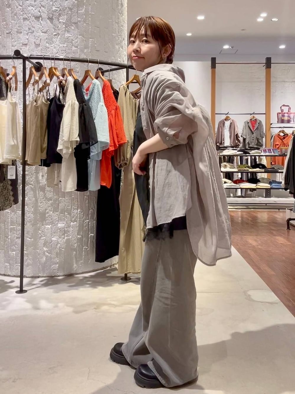 グレー系のシャツ/ブラウス、グレー系のデニムパンツ、ブラック系のその他シューズを着用したレディースの春コーディネートの3枚目の写真