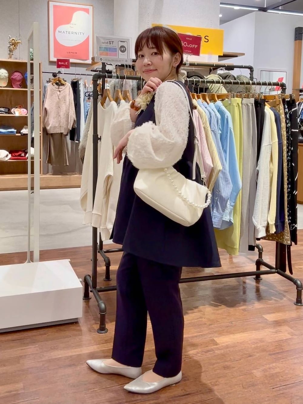 ブルー系のその他パンツ、ブルー系のその他アウター、ベージュ系のシャツ/ブラウスを着用したレディースの冬コーディネートの4枚目の写真