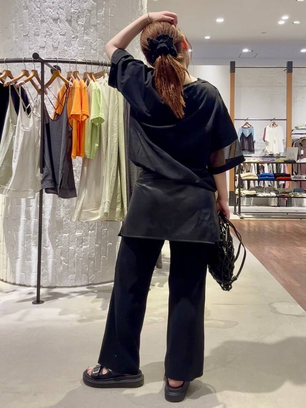 ブラック系のその他パンツ、ブラック系のサンダル、ブラック系のハンドバッグを着用したレディースの夏コーディネートの4枚目の写真