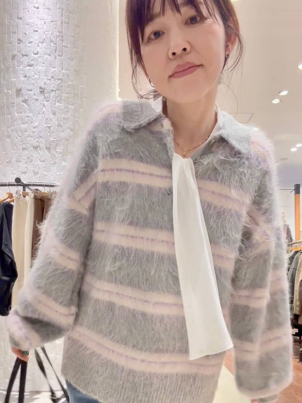 ブラック系のボストンバッグ、ホワイト系のシャツ/ブラウス、ベージュ系のその他シューズを着用したレディースの冬コーディネートの5枚目の写真