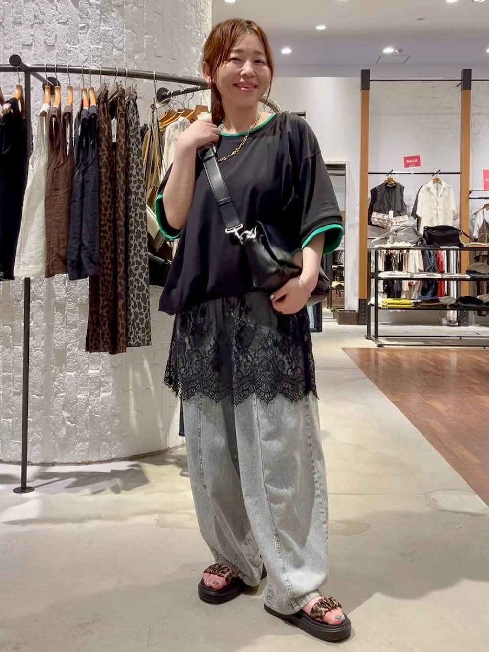 ブラック系のTシャツ/カットソー、その他のサンダル、ブラック系のキャミソールを着用したレディースの夏コーディネートの2枚目の写真