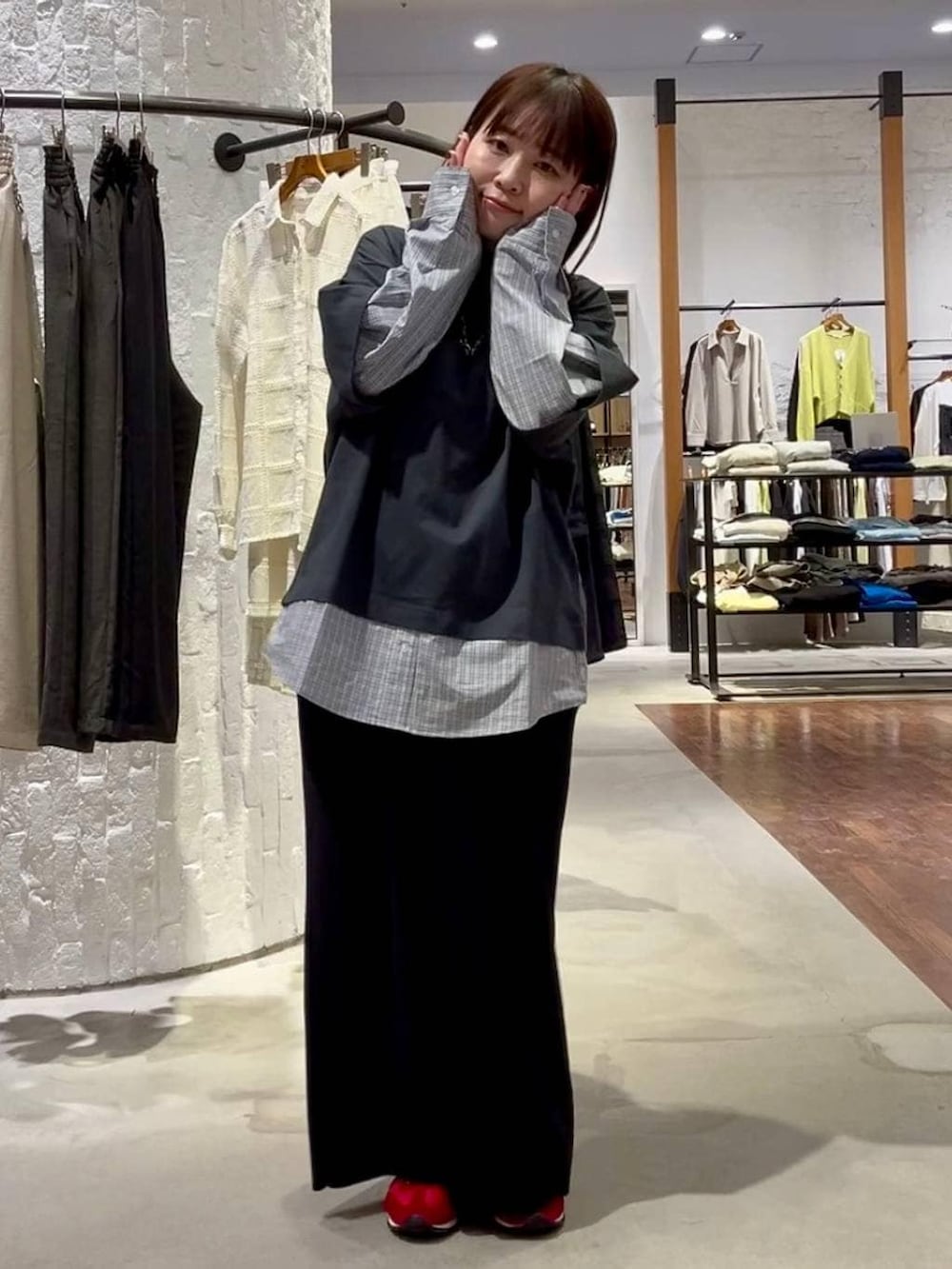 ブラック系のショルダーバッグ、レッド系のスニーカー、グレー系のTシャツ/カットソーを着用したレディースの春コーディネートの7枚目の写真