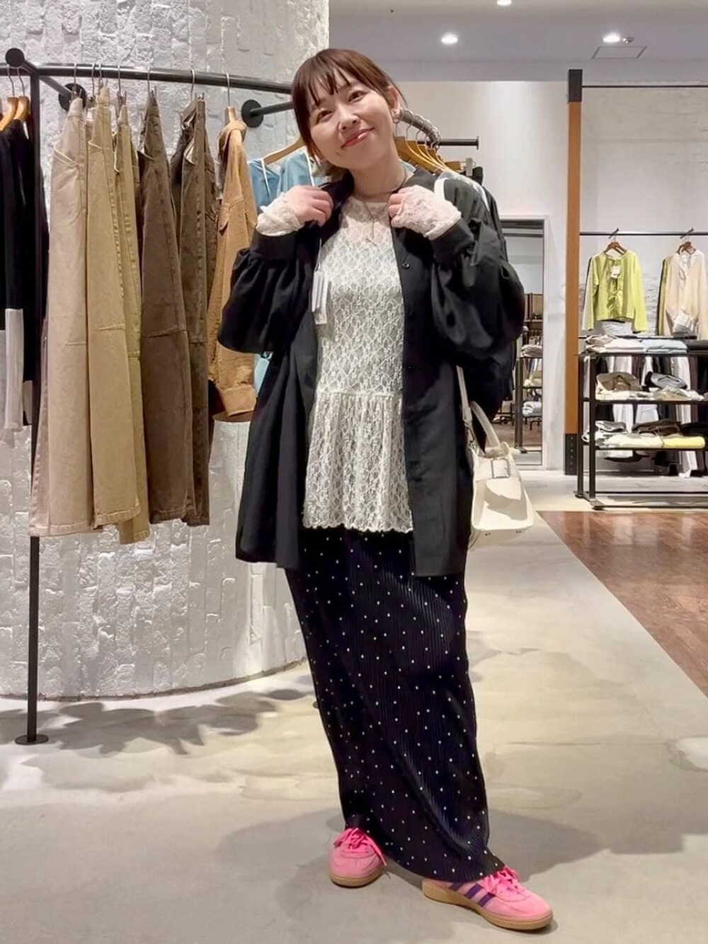 ホワイト系のショルダーバッグ、グレー系のシャツ/ブラウス、ホワイト系のシャツ/ブラウスを着用したレディースの春コーディネートの8枚目の写真