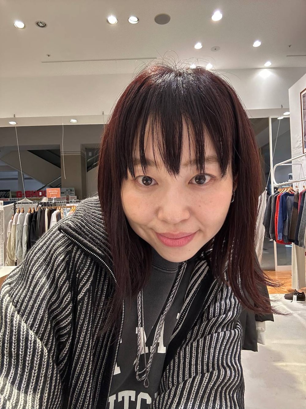 ブラック系のカーディガン/ボレロ、ブラック系のカーディガン/ボレロ、グレー系のスウェットを着用したレディースの秋コーディネートの6枚目の写真