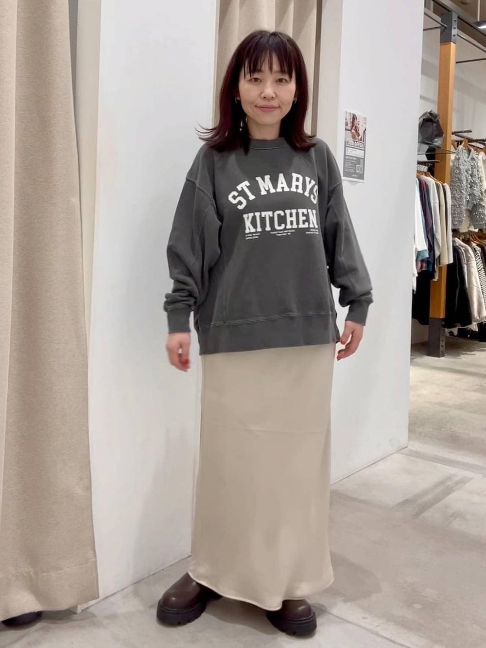 ホワイト系のスカート、ホワイト系のその他アウター、ブラウン系のブーツを着用したレディースの秋コーディネートの6枚目の写真