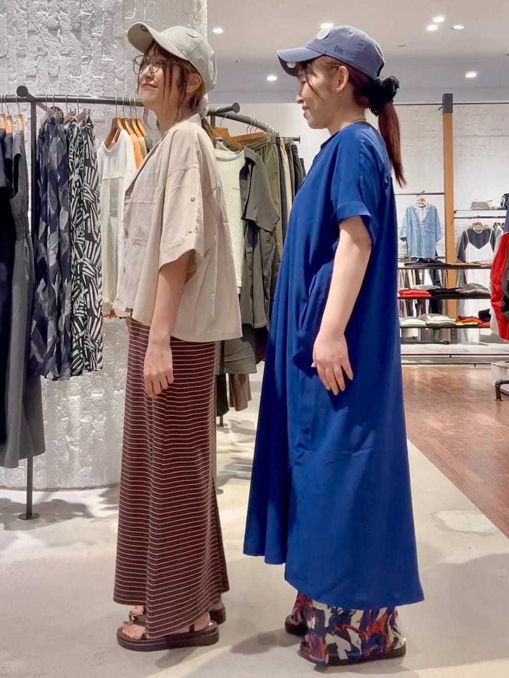 ホワイト系のその他パンツ、ブラウン系のサンダル、ブラウン系のサンダルを着用したレディースの春コーディネートの4枚目の写真