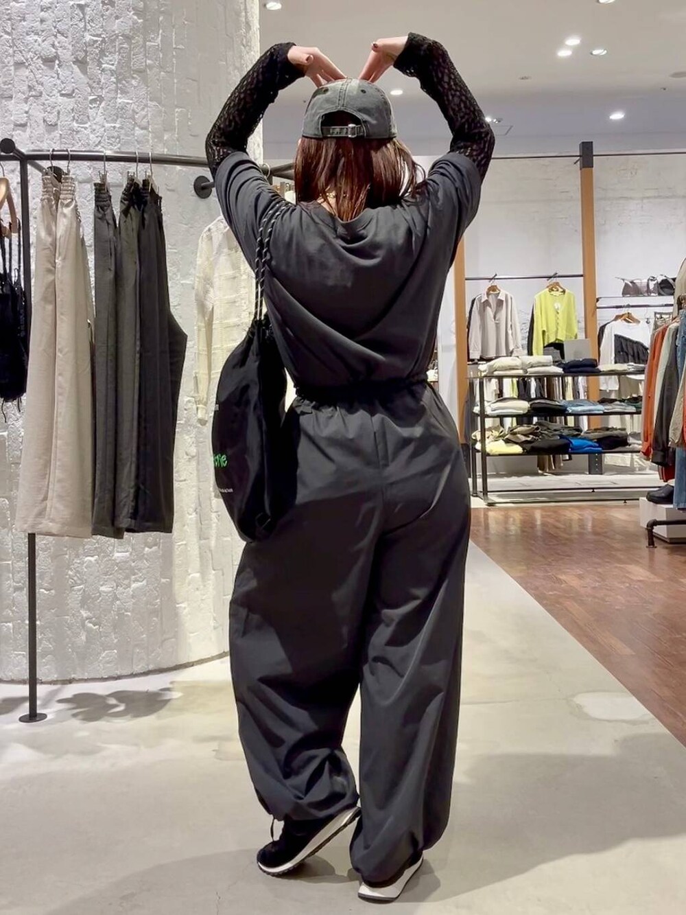 グレー系のその他パンツ、ブラック系のスニーカー、ブラック系のトートバッグを着用したレディースの春コーディネートの7枚目の写真