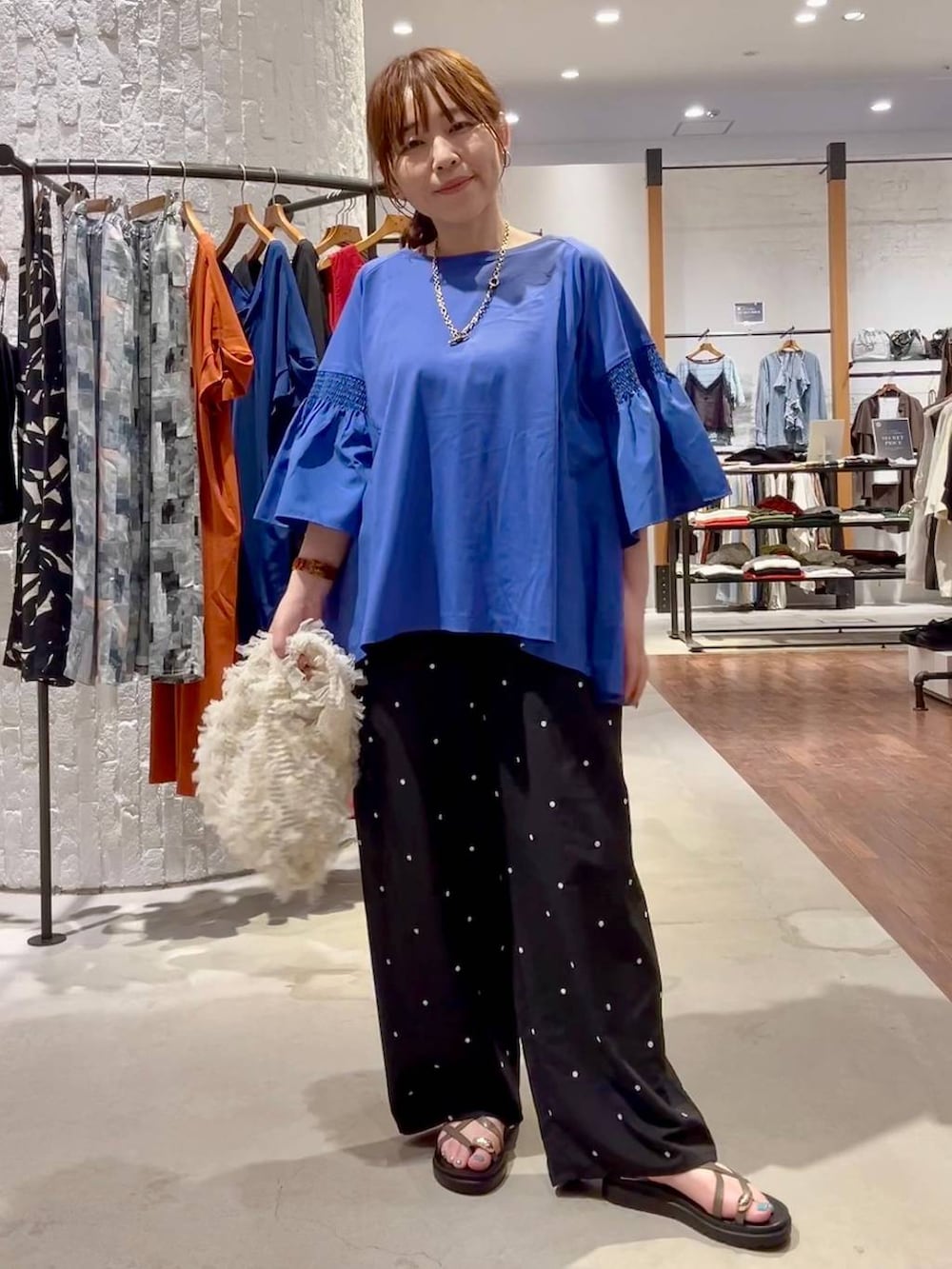 ブルー系のTシャツ/カットソー、ブラウン系のサンダル、ブラック系のその他パンツを着用したレディースの夏コーディネートの2枚目の写真