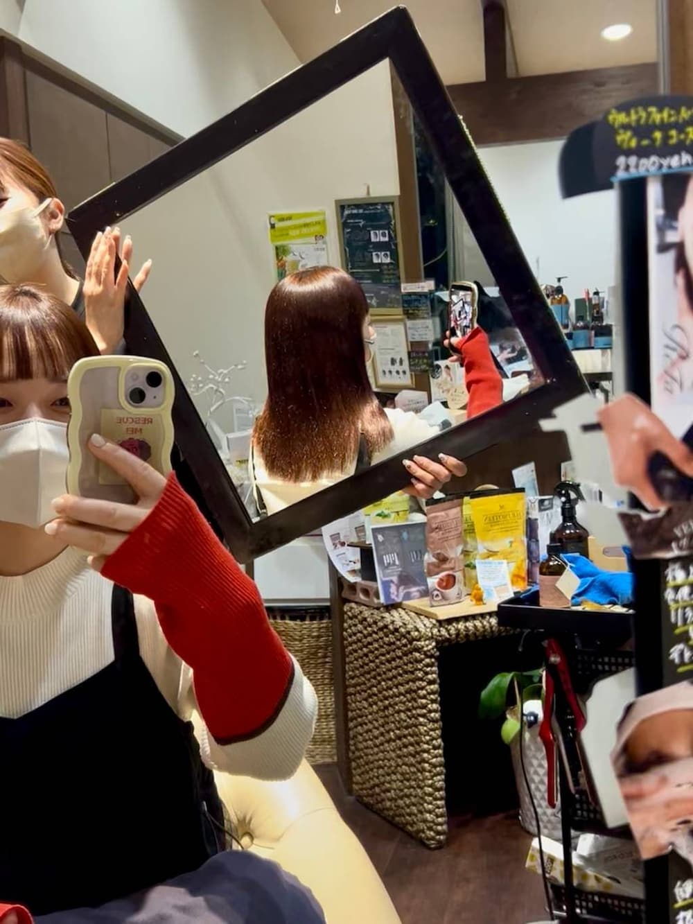 ホワイト系のニット/セーター、ブラック系のサロペット/オーバーオールを着用したレディースの冬コーディネートの2枚目の写真