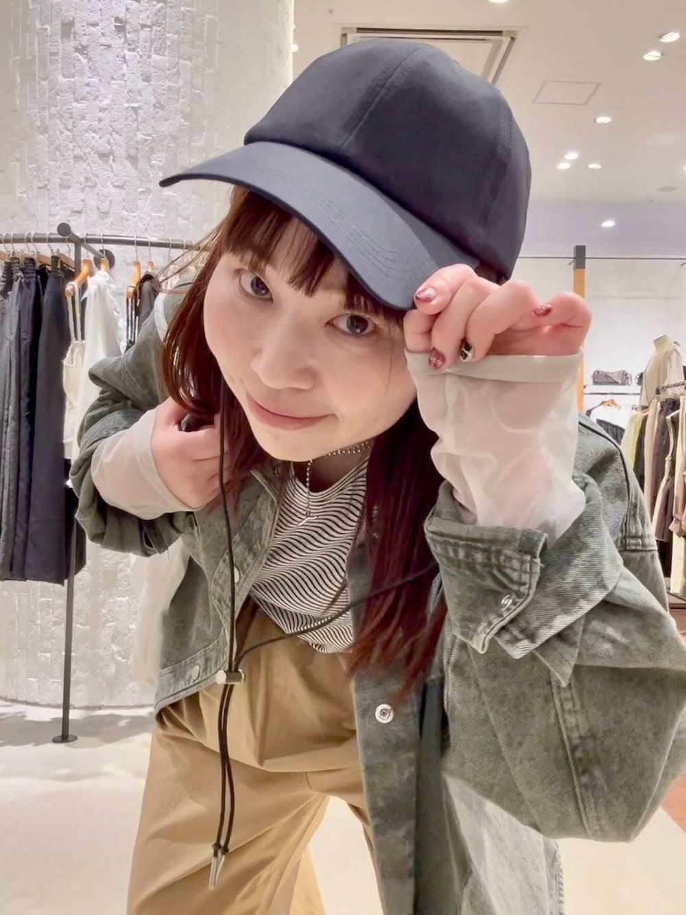 ホワイト系のTシャツ/カットソー、グリーン系のシャツ/ブラウス、ブラック系のその他シューズを着用したレディースの春コーディネートの6枚目の写真