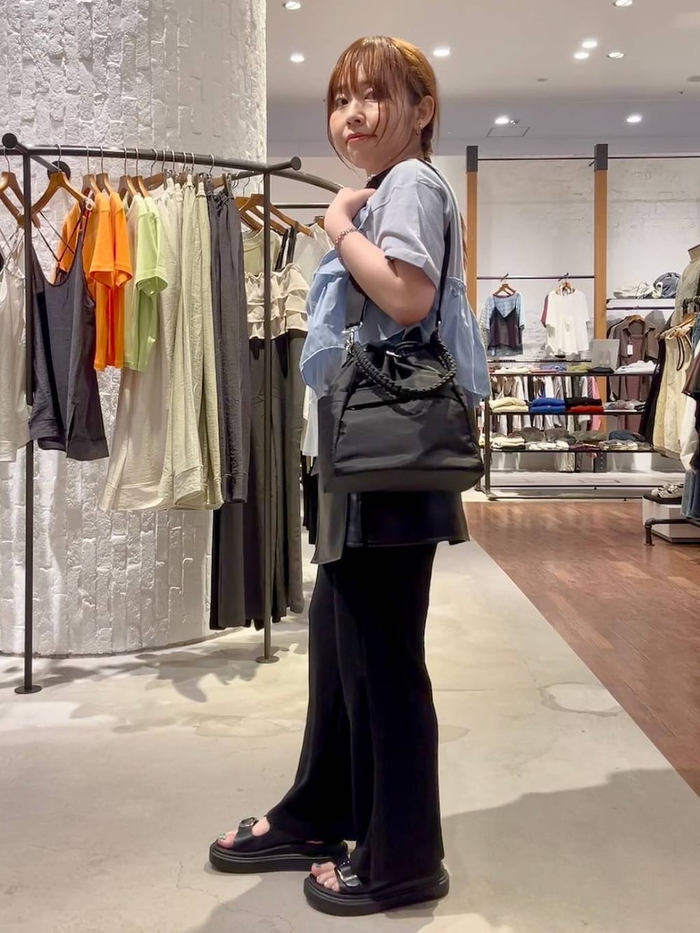 ブラック系のその他パンツ、ブラック系のショルダーバッグ、ブラック系のサンダルを着用したレディースの夏コーディネートの4枚目の写真