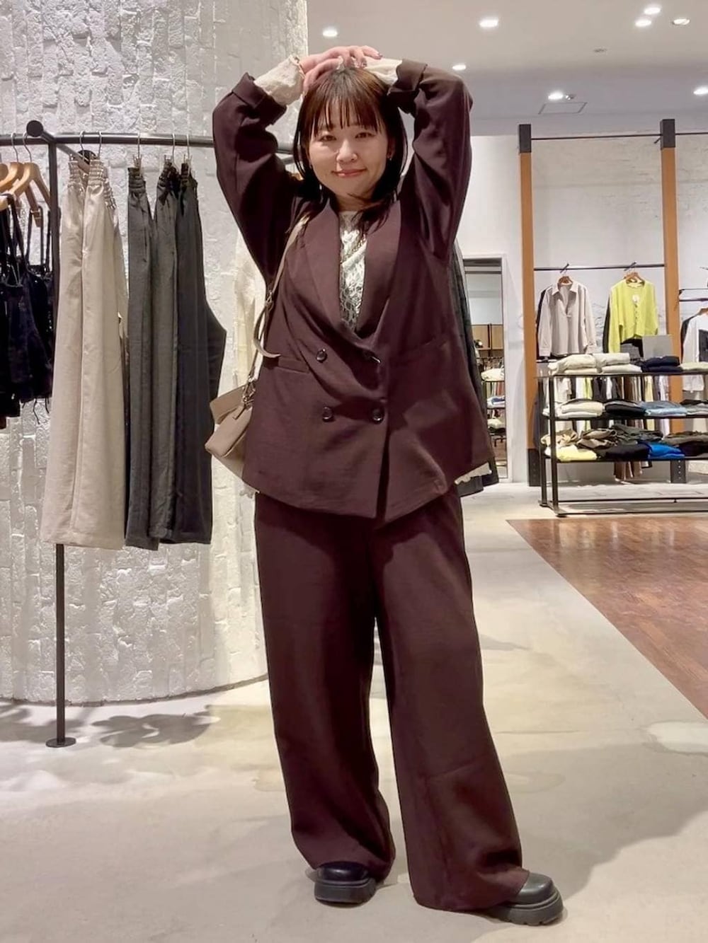 ブラック系のその他シューズ、ホワイト系のシャツ/ブラウス、ブラウン系のその他パンツを着用したレディースの春コーディネートの3枚目の写真