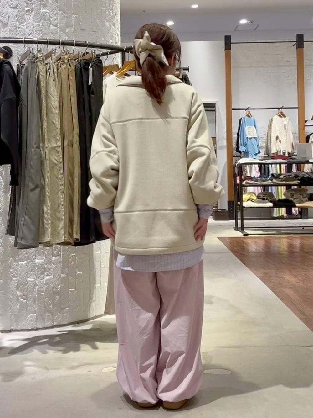 ピンク系のその他パンツ、ホワイト系のブルゾン、ベージュ系のシュシュを着用したレディースの冬コーディネートの6枚目の写真