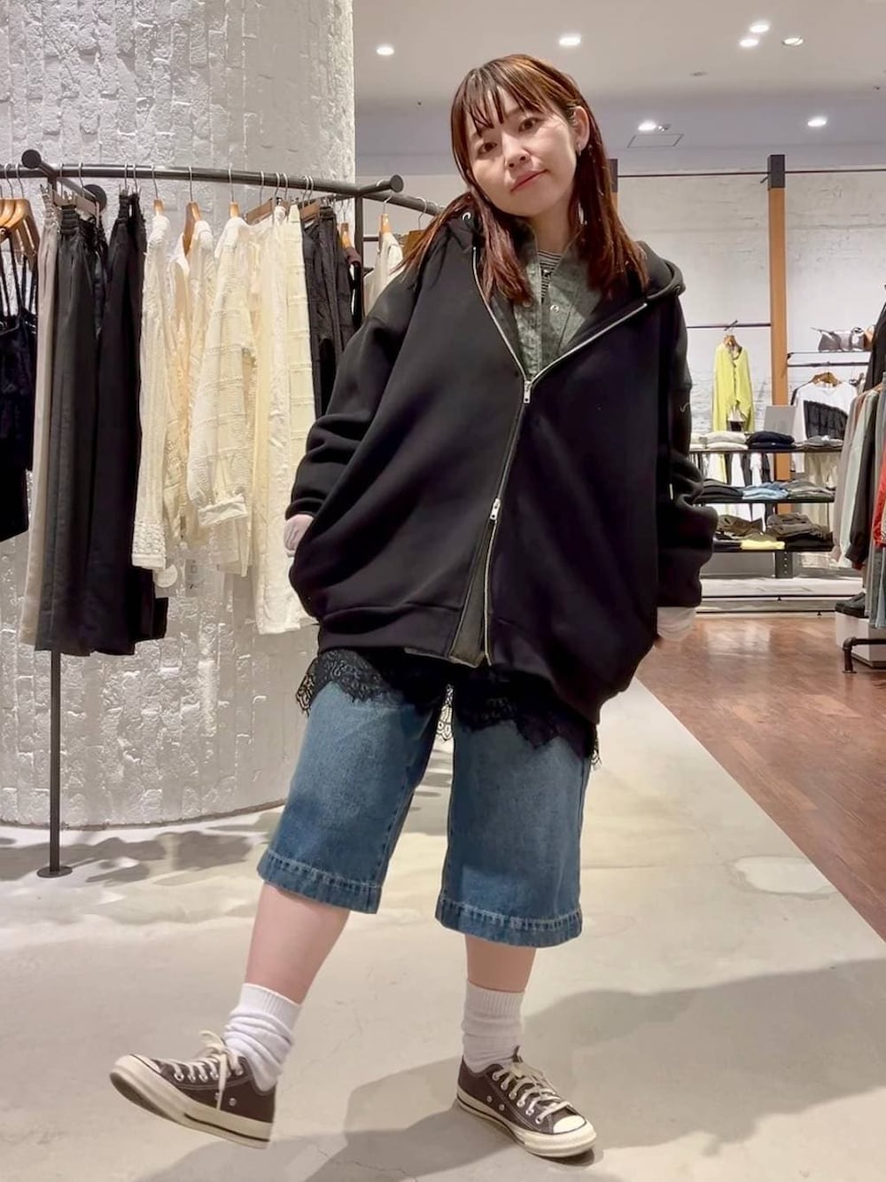 ホワイト系のTシャツ/カットソー、ブラウン系のスニーカー、ブラック系のパーカーを着用したレディースの春コーディネートの2枚目の写真