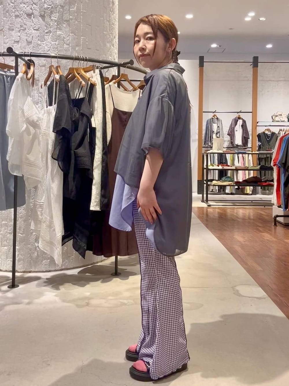 ブラック系のサンダル、パープル系のその他パンツ、パープル系のシャツ/ブラウスを着用したレディースの夏コーディネートの3枚目の写真