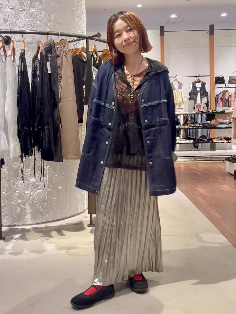 ブラック系のパンプス、ブラック系のシャツ/ブラウス、ブルー系のシャツ/ブラウスを着用したレディースの夏コーディネートの2枚目の写真