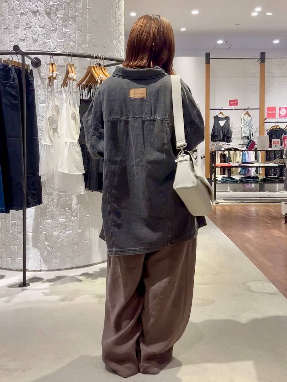 ブラック系のシャツ/ブラウス、ブラウン系のその他パンツ、グレー系のショルダーバッグを着用したレディースの夏コーディネートの4枚目の写真