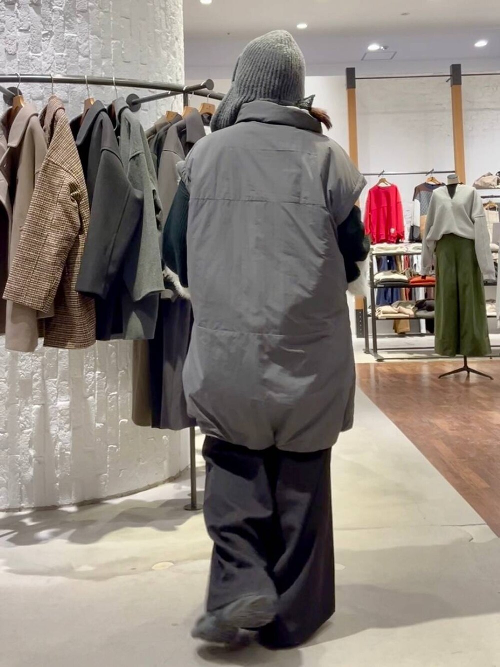 ブラック系のその他パンツ、グレー系のその他アウター、ブラック系のその他アウターを着用したレディースの秋コーディネートの5枚目の写真