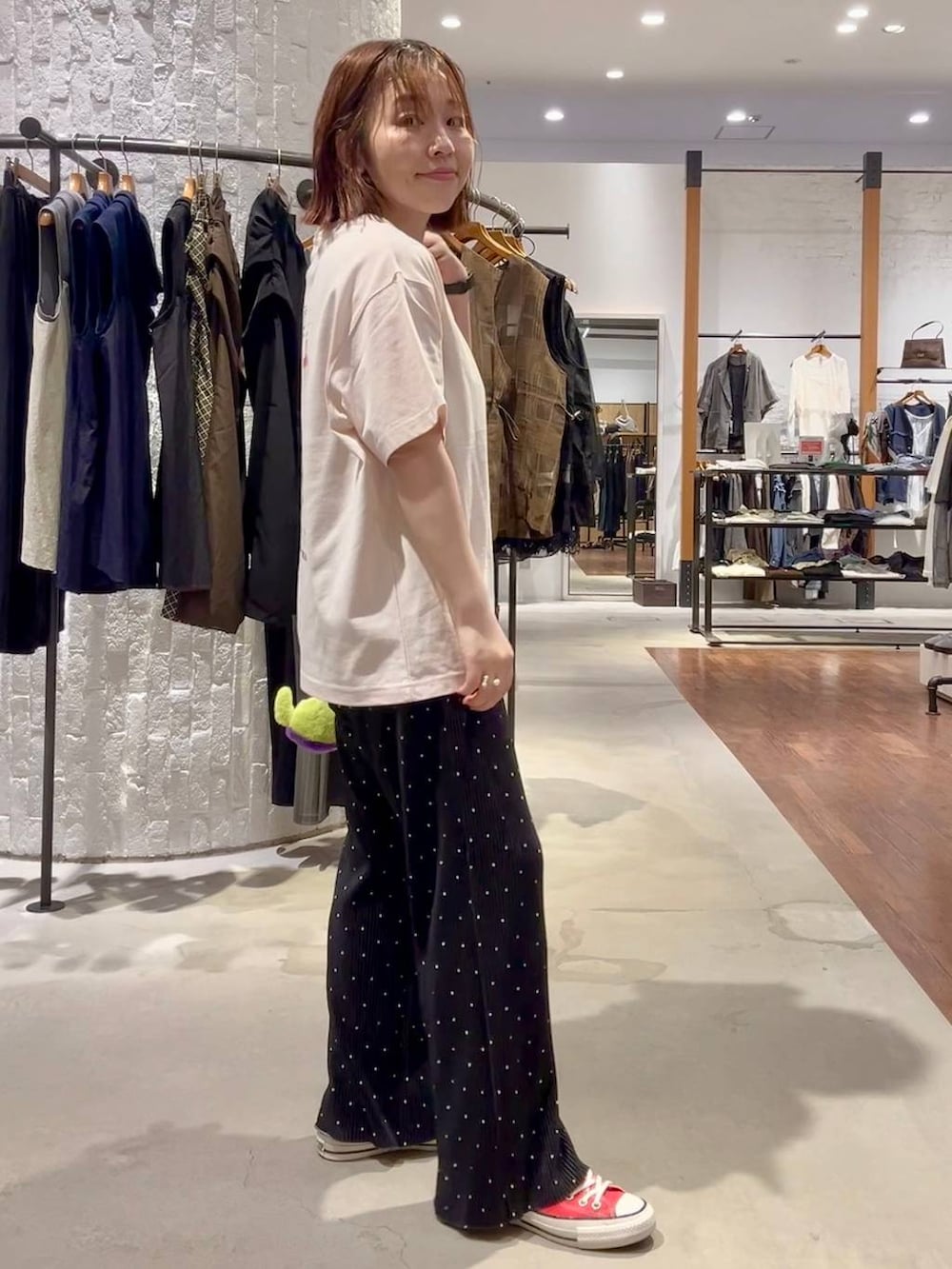 その他のその他パンツ、レッド系のスニーカー、ブラック系のショルダーバッグを着用したレディースの夏コーディネートの4枚目の写真