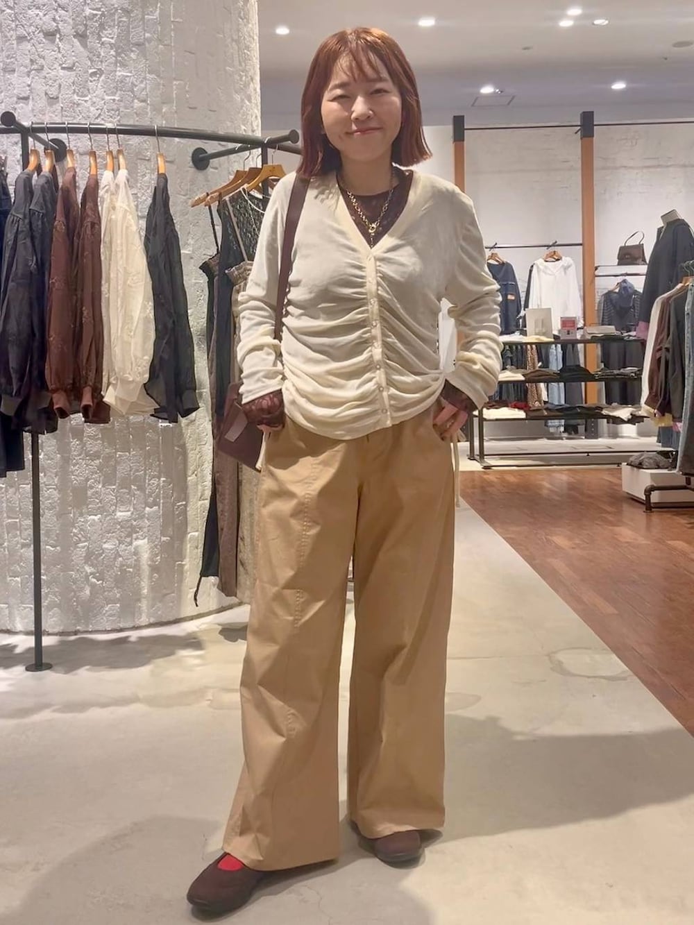 ブラウン系のパンプス、ベージュ系のその他パンツ、ブラウン系のTシャツ/カットソーを着用したレディースの秋コーディネートの2枚目の写真